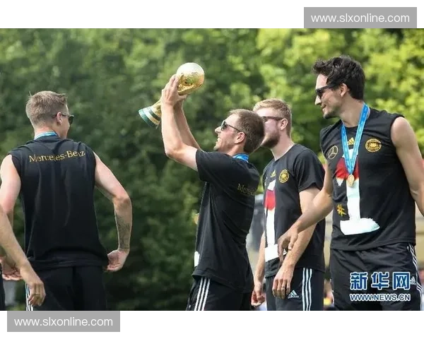 世界杯总决赛激战正酣 全球足球强队鏖战巅峰时刻 球迷狂欢迎接冠军荣耀